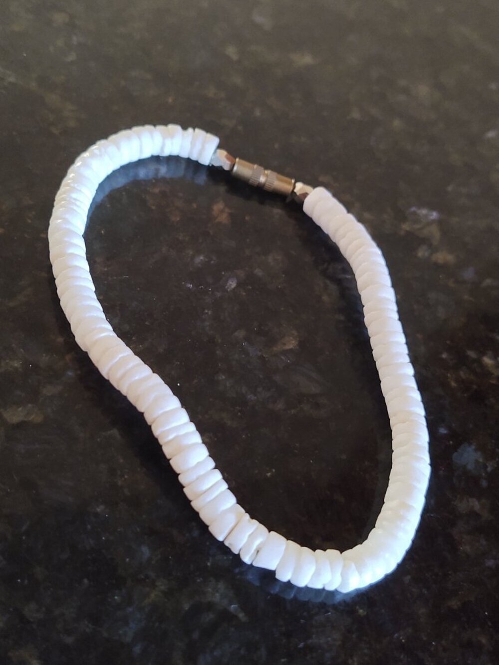 PUKA POOKA WHITE CHIP SHELL ANKLET BARRELL CLASP